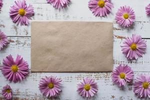 hermosas flores de crisantemo rosa sobre fondo blanco con postal foto