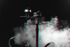 hookah, shisha sobre un fondo negro ahumado con humo. fallo, blanco y negro. de cerca foto