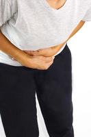 mujer que sufre de dolor de estómago. gastritis crónica, menstruación y concepto de salud. foto