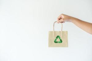 mujer que lleva el concepto de bolsa de papel de reutilización, recicla el objeto a cero desperdicio. concepto de sostenibilidad utilizando bolsas de papel recicladas para ir de compras. foto