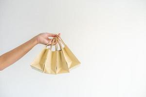 mujer que lleva el concepto de bolsa de papel de reutilización, recicla el objeto a cero desperdicio. concepto de sostenibilidad utilizando bolsas de papel recicladas para ir de compras. foto