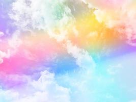 belleza dulce violeta pastel amarillo colorido con nubes esponjosas en el cielo. imagen de arco iris de varios colores. fantasía abstracta luz creciente foto