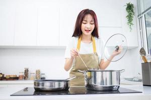 imagen de una joven asiática en la cocina foto