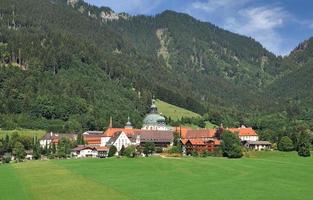 Pueblo y monasterio de Ettal, Baviera, Alemania foto