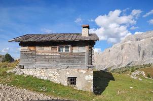 ruta de senderismo en el paso de sella en dolomitas cerca de val gardena, tirol del sur de italia foto