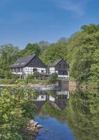 wipperkotten,histórico grindery en río wupper,wipperaue,solingen,bergisches land,alemania foto