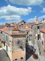 vista desde la plaza del mercado sobre el pueblo de capoliveri en la isla de elba, toscana, mar mediterráneo, italia foto