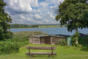 Lugar idílico en el lago Grosser Priepertsee en el distrito de los lagos de Mecklenburg, Alemania foto