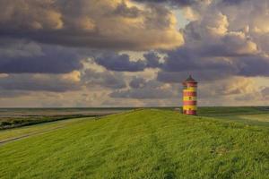 el famoso faro de pilsum en el mar del norte en frisia oriental, alemania foto