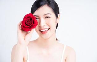 imagen de belleza de una joven asiática con flores foto