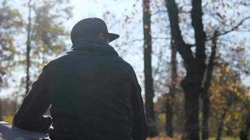 uomo nel un' berretto si siede nel un autunno parco video