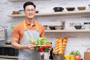 retrato de un joven asiático en la cocina