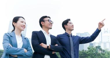 imagen de un grupo de empresarios asiáticos al aire libre foto