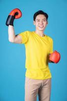 foto de un joven asiático con guante de boxeo