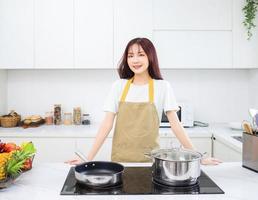 imagen de una joven asiática en la cocina foto