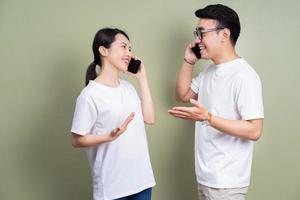 imagen de una joven pareja asiática usando un teléfono inteligente foto