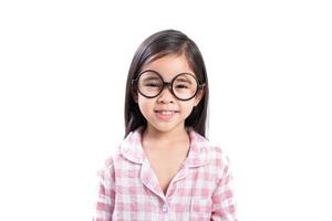 niña asiática con gafas, camisa rosa, fondo blanco foto