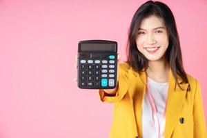 imagen de una joven empresaria asiática usando una calculadora foto