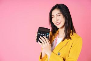 imagen de una joven empresaria asiática usando una calculadora foto