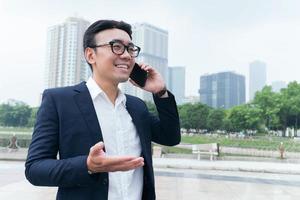 foto de un hombre de negocios asiático al aire libre