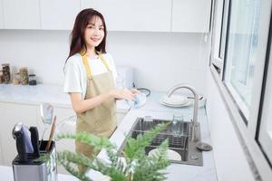 imagen de una joven asiática en la cocina foto