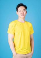 imagen de un joven asiático con una camiseta amarilla en el fondo foto