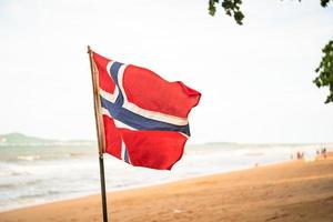 la bandera noruega ondeando en el viento foto