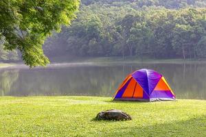 carpa domo acampar al lado del lago foto