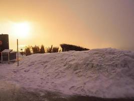 los visitantes para recoger el amanecer es un sol natural en invierno con nieve en la montaña. foto