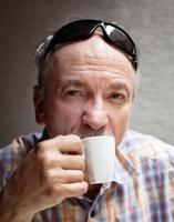 anciano bebiendo una taza de cafe foto