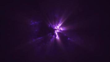 astratto viola nuvoloso nuvoloso cielo e sole raggi nel cattivo tempo atmosferico, astratto sfondo. video 4k, movimento design