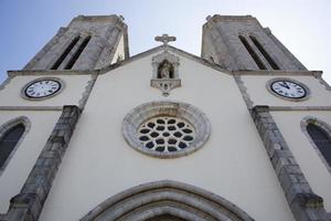 fachada de la catedral de la ciudad de noumea con un reloj foto