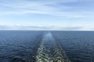 golfo de riga y un camino de agua dejado por el ferry foto