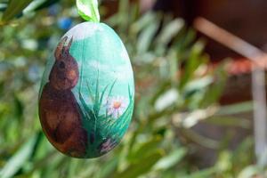 huevos de pascua en los árboles. decoración nacional tradicional búlgara para pascua. foto