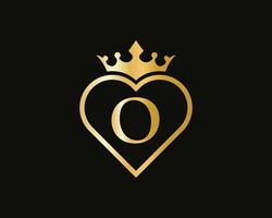 logotipo de la letra o con forma de corona y amor vector