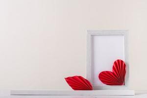 marco de fotos en blanco decorado con corazones de papel diy. decoración del hogar. copie el espacio
