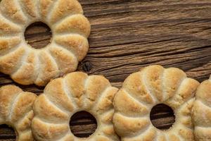 Sabrosas galletas galletas sobre fondo de madera foto