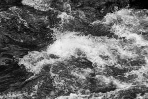 corriente fluye entre las rocas - Foto de stock libre. número 1