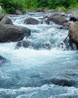 naturaleza de fondo, río que fluye entre las rocas - Fotografía de stock libre foto