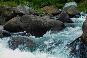 agua que fluye hacia las rocas - no 1 foto