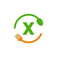 diseño del logotipo del restaurante en la letra x con icono de tenedor y cuchara vector