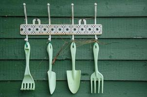 herramientas de jardín colgando de un gancho, herramientas pequeñas