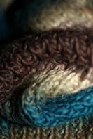 colorida bufanda tradicional de invierno hecha a mano con lana de alpacas cerca de fondo impresión moderna de alta calidad foto