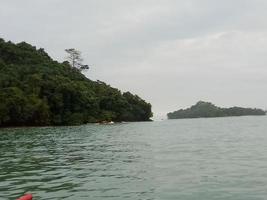 isla en la vista del espejo del océano foto