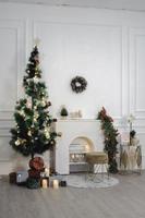 hermoso salón interior con chimenea y árbol de navidad en la mañana foto