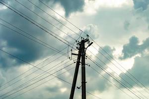 Poste eléctrico de potencia con cable de línea sobre fondo de color cerrar foto