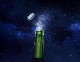 foto de primer plano de una botella de cerveza verde salpicando gotas de cerveza sobre un fondo de estrellas. gorra de cerveza volando encima de la botella. renderizado 3d