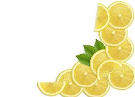 Rodajas de limón fresco sobre fondo blanco. foto