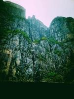 preikestolen la famosa roca en noruega desde la perspectiva de la orilla del agua foto