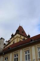 diferentes ángulos que muestran la parte superior de la torre del reloj en sighisoara foto